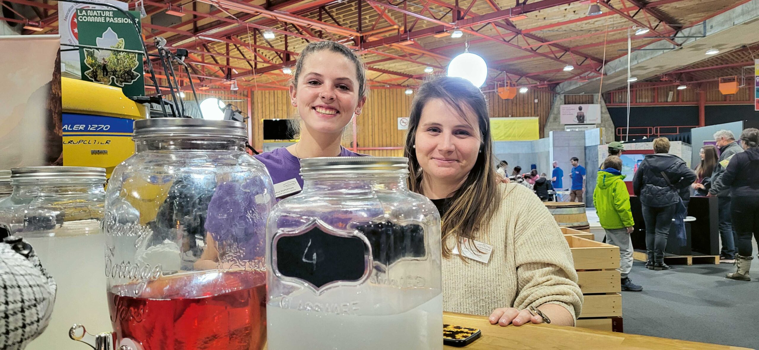 Tout au long de la journée, les étudiants de l’École d’agriculture du Valais initieront les participants aux secrets de la vigne et du bon vin. Ici, Maeva Rose Dupertuis et Lara Clavien, toutes deux cavistes en deuxième année.