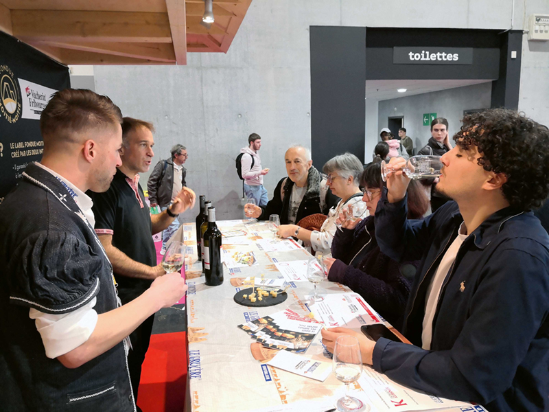 Près de 200 participants ont apprécié les nouvelles dégustations « vins et fromages » suisses lors des neuf jours du Salon de l’agriculture de Paris.