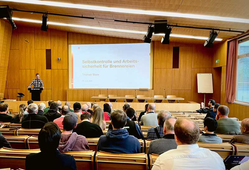 Thomas Blum présente aux participants de la réunion le guide sur l’autocontrôle et la sécurité au travail pour les distilleries.