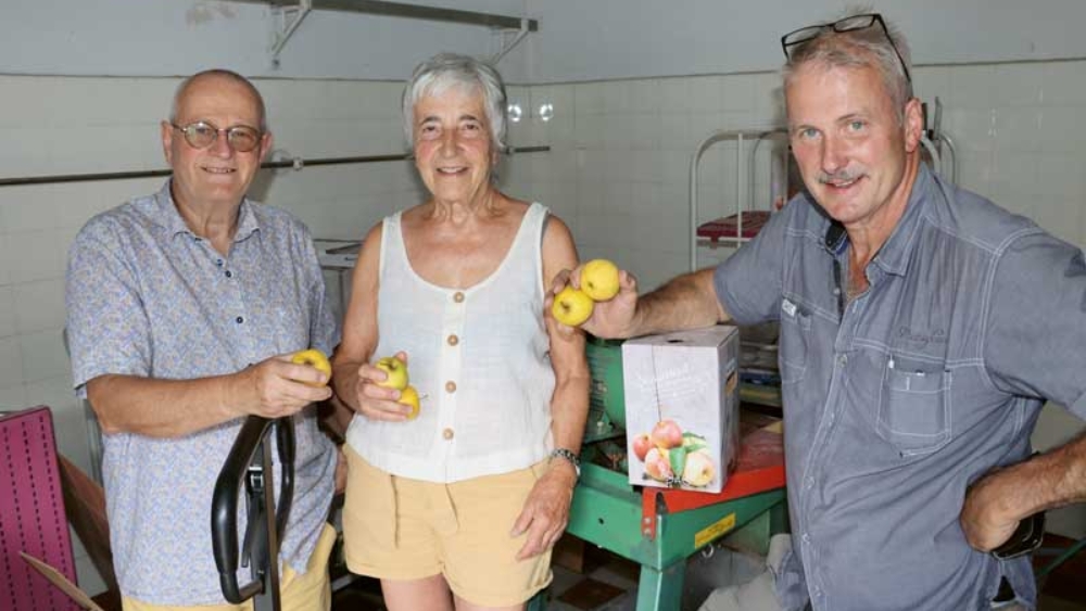 Trois des cinq membres du comité de la société d’arbori­culture de Courtelary‑Cormoret et environs (de g. à d.) : Félix Lutz, Claudine Paratte et Michel Tschan.