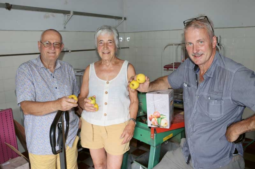 Trois des cinq membres du comité de la société d’arbori­culture de Courtelary‑Cormoret et environs (de g. à d.) : Félix Lutz, Claudine Paratte et Michel Tschan.