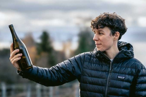Catherine Cruchon-Griggs avec la première bouteille de vin BottleBack qui devrait être mise en circulation en février.