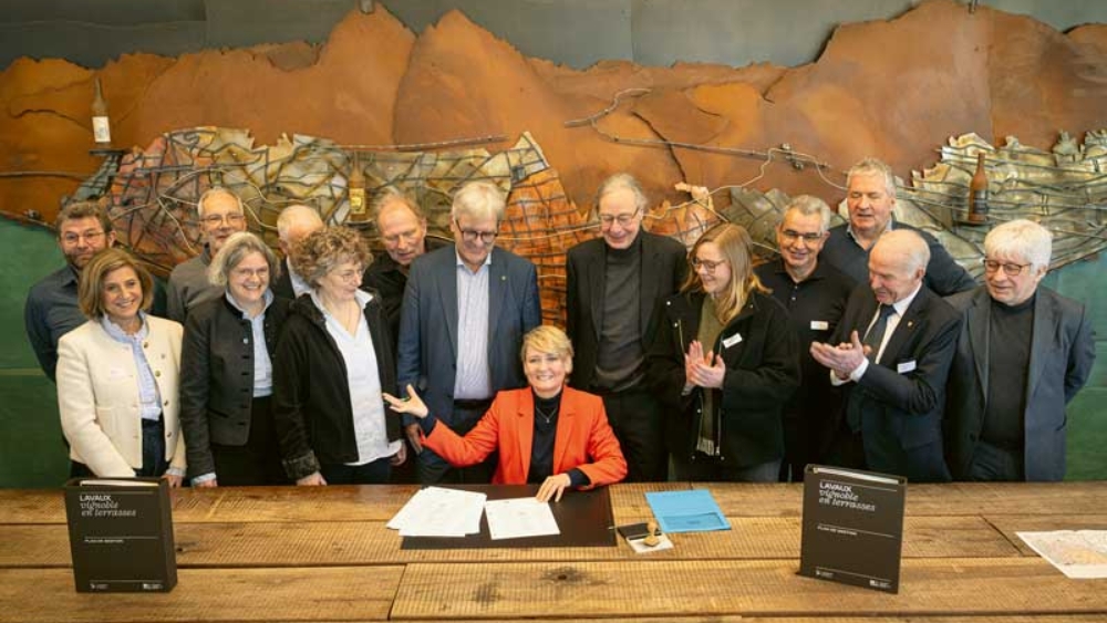 La conseillère d’État Isabelle Moret, aux côtés des représentants des dix communes, renouvelle l’engagement commun pour préserver durablement ce paysage culturel classé à l’UNESCO.