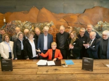 La conseillère d’État Isabelle Moret, aux côtés des représentants des dix communes, renouvelle l’engagement commun pour préserver durablement ce paysage culturel classé à l’UNESCO.