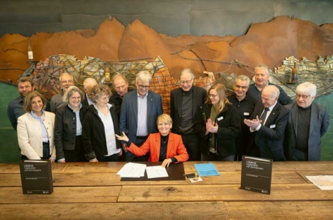 La conseillère d’État Isabelle Moret, aux côtés des représentants des dix communes, renouvelle l’engagement commun pour préserver durablement ce paysage culturel classé à l’UNESCO.