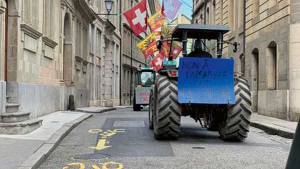 En mars dernier, Genève a vu défiler les tracteurs des vignerons en colère : une mobilisation inédite qui ouvre un bras de fer politique.
