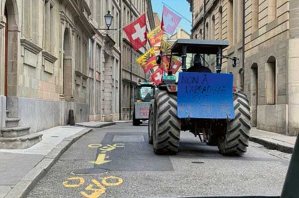 En mars dernier, Genève a vu défiler les tracteurs des vignerons en colère : une mobilisation inédite qui ouvre un bras de fer politique.