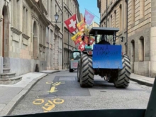 En mars dernier, Genève a vu défiler les tracteurs des vignerons en colère : une mobilisation inédite qui ouvre un bras de fer politique.