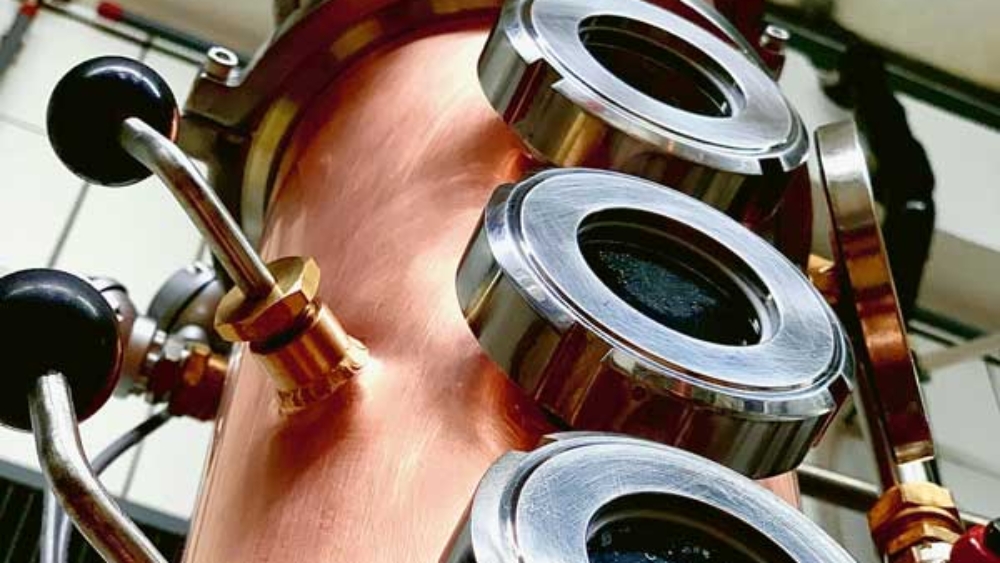 Colonne de distillation équipée de hublots de contrôle : un exemple d’installation permettant le suivi des processus et contribuant à la maîtrise des risques dans le cadre de l’autocontrôle.