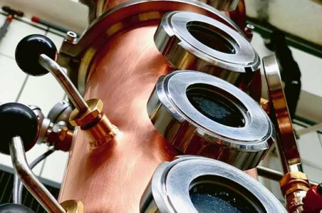 Colonne de distillation équipée de hublots de contrôle : un exemple d’installation permettant le suivi des processus et contribuant à la maîtrise des risques dans le cadre de l’autocontrôle.