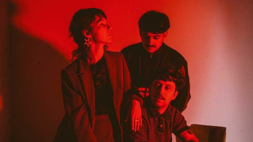 Trio suisse à l’énergie communicative, 24 Kiara, qui mêle beats électro, pop nerveuse et textures digitales pour un live vibrant et immersif, se produira le 23 août au Caveau des Langins à Riex.