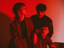 Trio suisse à l’énergie communicative, 24 Kiara, qui mêle beats électro, pop nerveuse et textures digitales pour un live vibrant et immersif, se produira le 23 août au Caveau des Langins à Riex.