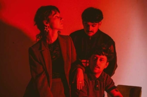 Trio suisse à l’énergie communicative, 24 Kiara, qui mêle beats électro, pop nerveuse et textures digitales pour un live vibrant et immersif, se produira le 23 août au Caveau des Langins à Riex.