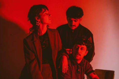 Trio suisse à l’énergie communicative, 24 Kiara, qui mêle beats électro, pop nerveuse et textures digitales pour un live vibrant et immersif, se produira le 23 août au Caveau des Langins à Riex.