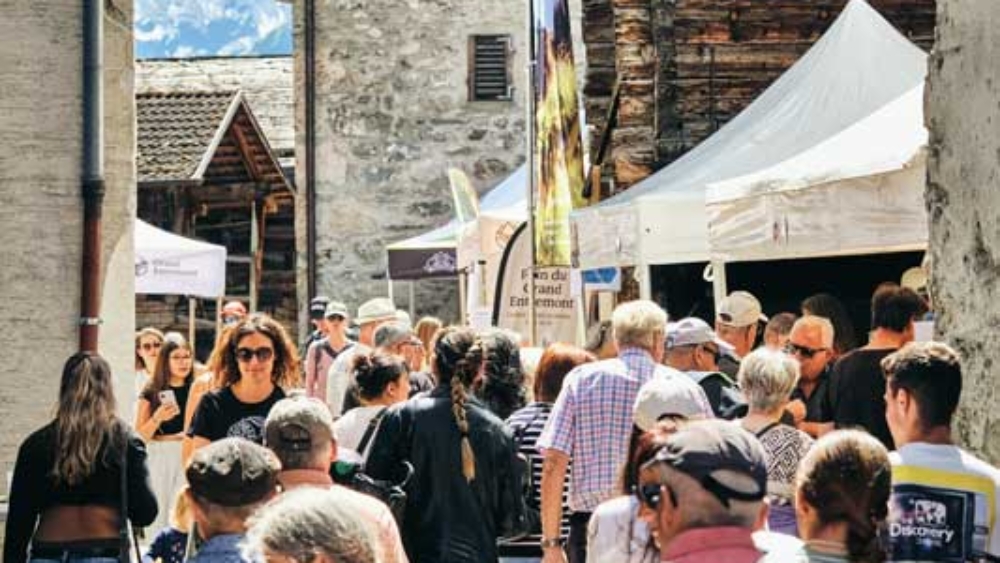 Dans le charmant village de Bruson, le Grand Marché des terroirs alpins réunit une septantaine de producteurs et célèbre toute la richesse gourmande des Alpes.
© Cyril Perregaux
