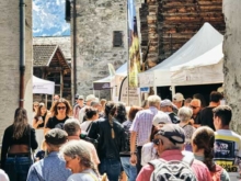 Dans le charmant village de Bruson, le Grand Marché des terroirs alpins réunit une septantaine de producteurs et célèbre toute la richesse gourmande des Alpes.
© Cyril Perregaux