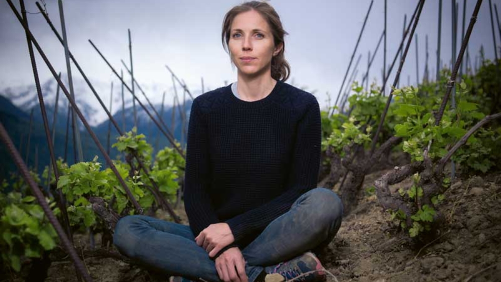 Dans les coteaux de Fully, Caroline Frey défend une viticulture attentive aux sols, à l’ombre et à la réserve en eau pour mieux accompagner la vigne face à la sécheresse.