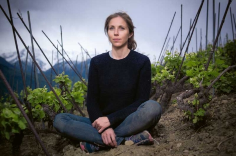 Dans les coteaux de Fully, Caroline Frey défend une viticulture attentive aux sols, à l’ombre et à la réserve en eau pour mieux accompagner la vigne face à la sécheresse.